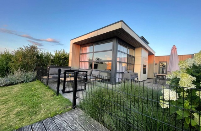 Luxurious Chalet Waterlijn: your dream vacation on the IJssel! NEW: now with fence