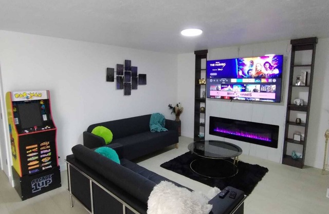 luxurious Charming 2-bed house with WiFi and AC with arcade pac-man pet friendly