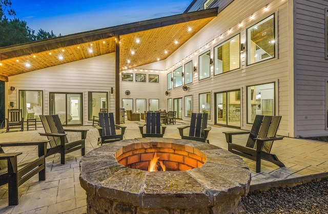 Luxurious comfort in beautiful Broken Bow sleeps 18! Fan-cool covered & uncovered patio. Big windows