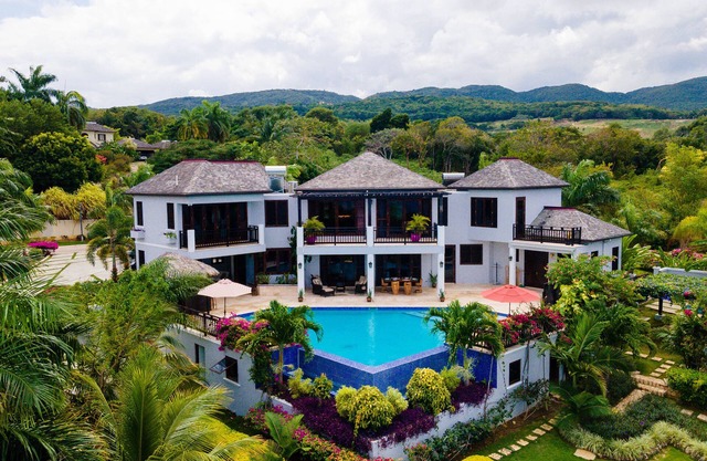 Luxurious & Comfortable near Town & Beaches