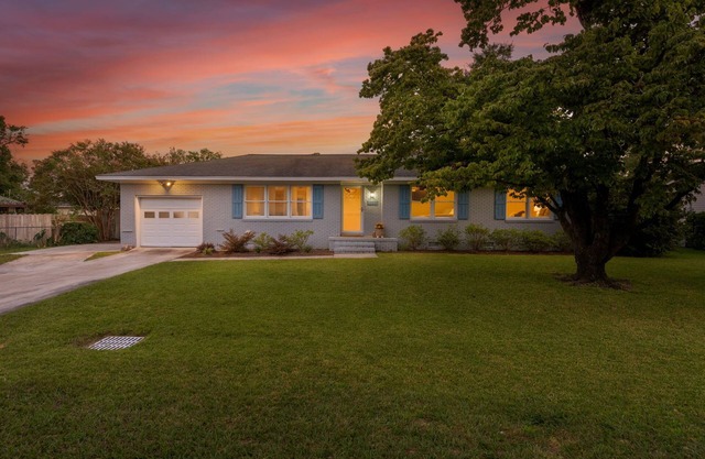 Luxurious & Comfy Haven: Prime Location ~ Pool ~ Hot Tub ~ Fire Pit ~ Gym ~ Pkg!