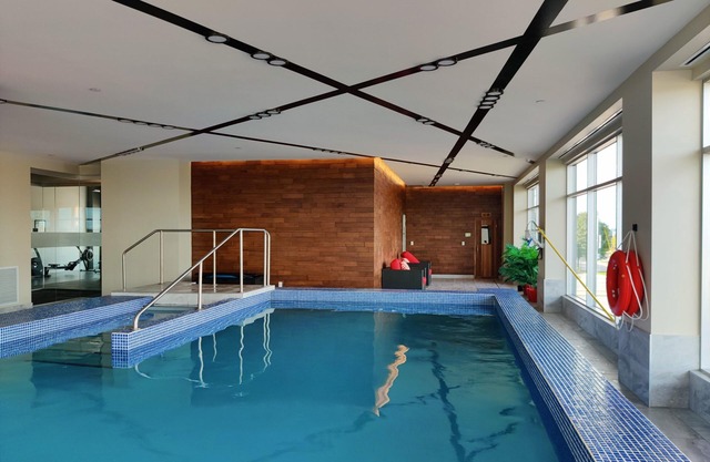 Luxurious Condo w/Gym, Pool, Rooftop Terrasses