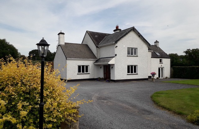 Luxurious Country Farmhouse, Idyllic setting with Fabulous Mountain views.