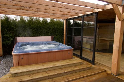 Luxurious Family Villa with sauna big garden and jacuzzi