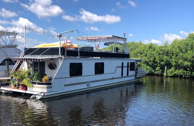 Luxurious floating condo ! very private with great river views