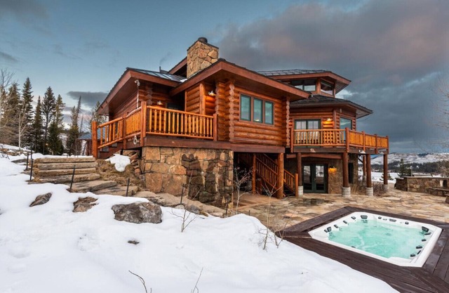 Luxurious Hillside Lodge