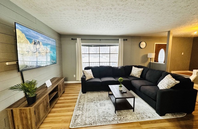 Luxurious Home w/King bed nr Lake Erie/Parks