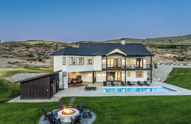 Luxurious home w/seasonal pool, hot tub, fire pit & outdoor kitchen