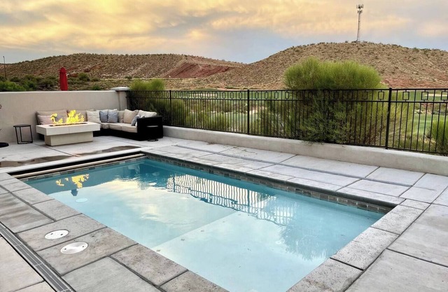 Luxurious House on the Golf Course - Private Pool & Spa - Rooftop Fire Pit