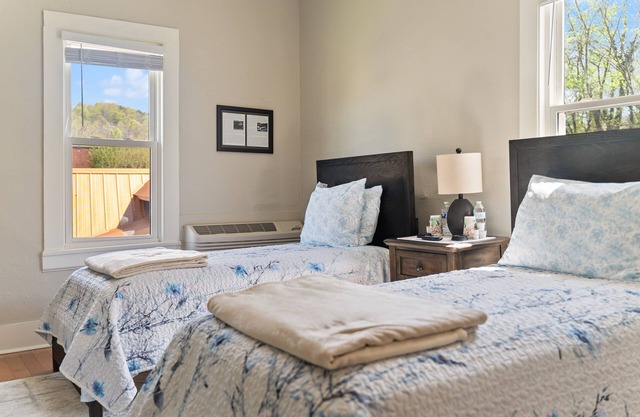 Luxurious Inn Next to the Mountains and the River, The Cole Room 9B
