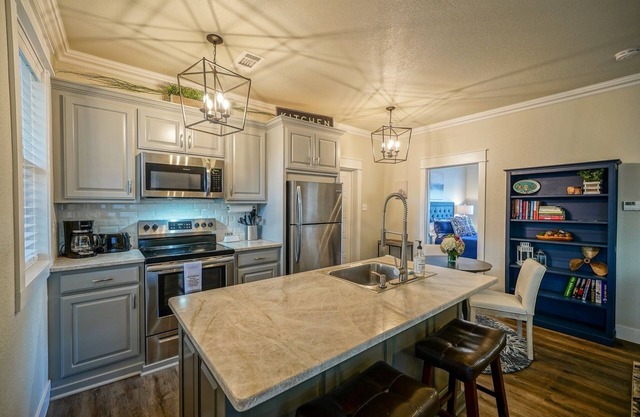 Luxurious Lake Cottage, great location by land & water, perfect home & property