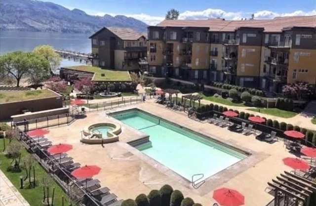 Luxurious Lakefront Condo