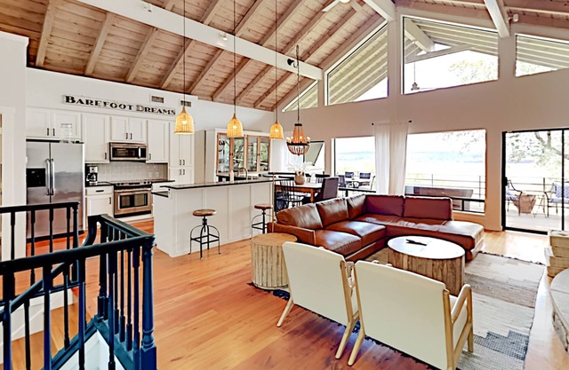 Luxurious lakefront home with private casita & 2 full kitchens