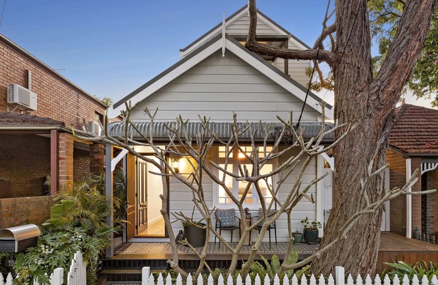 Luxurious Lilyfield With Pool and Parking