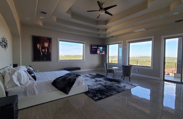 Luxurious mansion with 7 spacious master suites and gorgeous views