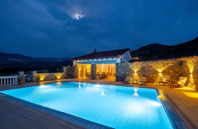 Luxurious mansion with pool, waterfront and direct access to the water