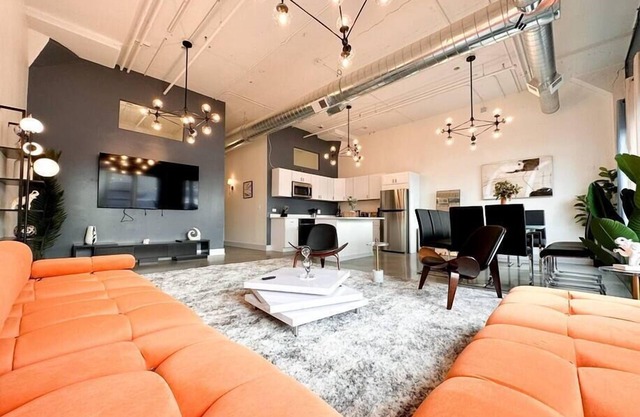 Luxurious McCormick Place 6 bed/3 bath Suite for groups with optional parking