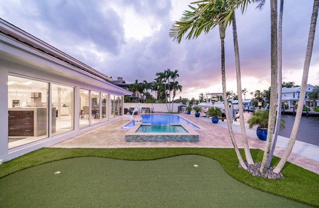 Luxurious, Modern House with Waterfront Pool & Spa