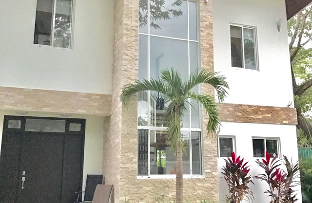 Luxurious Modern Home - A Walk To The Beach