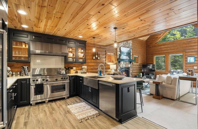 Luxurious Mountain Cabin with Three Bedrooms and Close to Slopes!