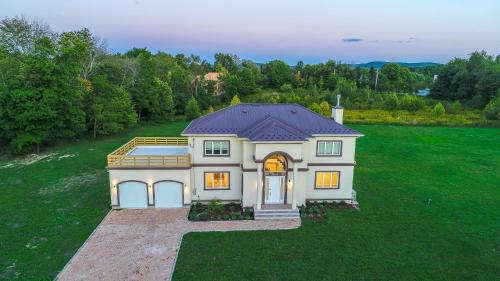 Luxurious New Countryside Home