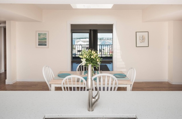 Luxurious Newport Haven with Private Deck & Stunning Water Viewsnn