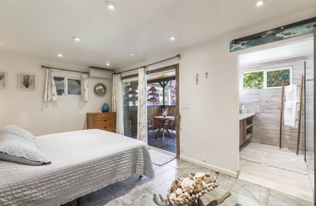 Luxurious ocean inspired studio in Paia short walk to Maui's coolest beach town