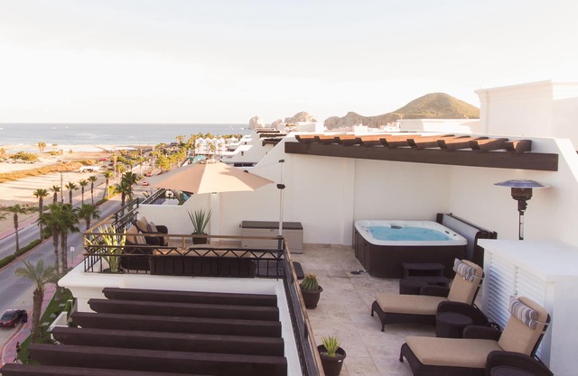 Luxurious Ocean View Penthouse With Jacuzzi & Walking Distance to Beach & Marina