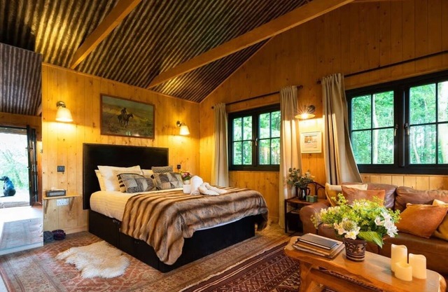 Luxurious Off-Grid Cabin Retreat in Glasgow