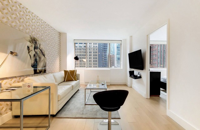 Luxurious One Bedroom in High Rise Above