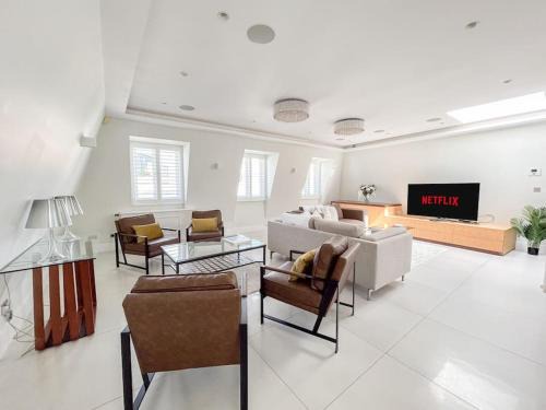 Luxurious Penthouse Apartment in Prime Location