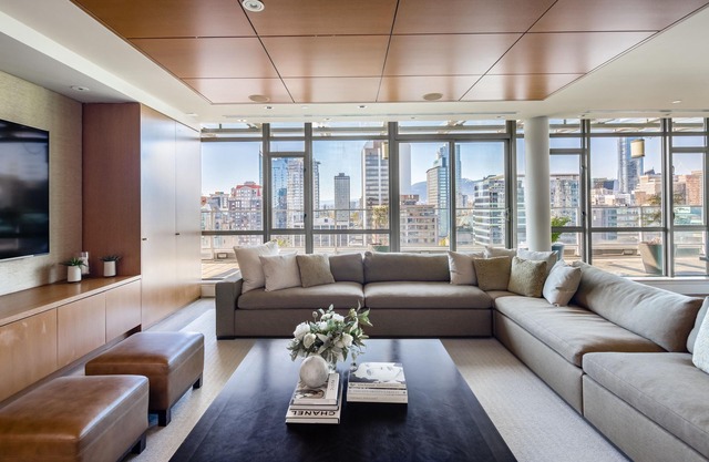 Luxurious Penthouse in Trendy Yaletown with Private Rooftop Pool