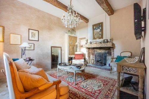 Luxurious Provencal Village House, Walk to Village Pool