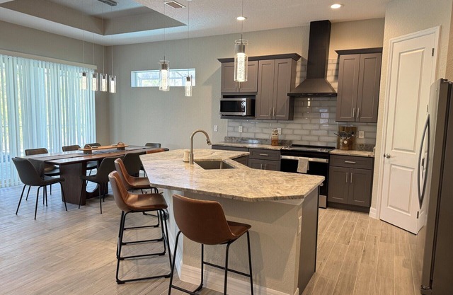 Luxurious Retreat 4BR/3.5 BA Heated pool/spa