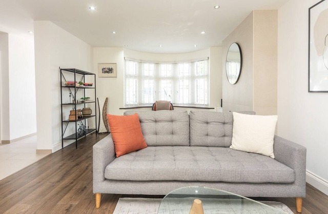 Luxurious Spacious House Close To London