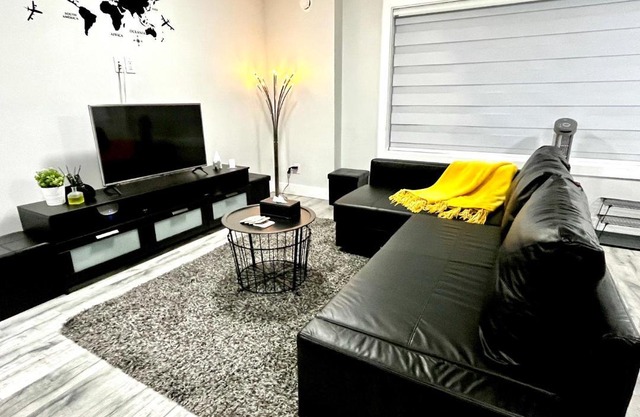 Luxurious & Stylish Two Bedroom Suite, Full Kitchen, Close to Vancouver