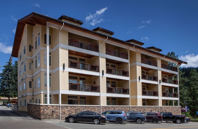 Luxurious Two-Story Penthouse Condo W/Private Patio & Breathtaking Mtn Views