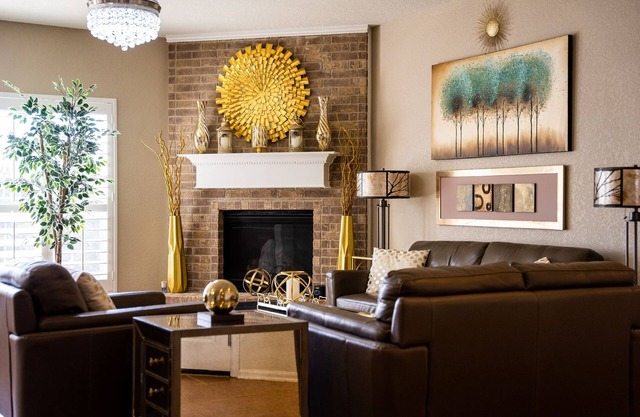 ★ Luxurious Two-Story Home ★ Near La Cantera/Rim