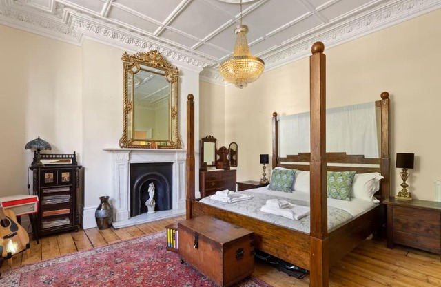 Luxurious Victorian, a few minutes from the beach - sleeps 2 adults and up to 3 children