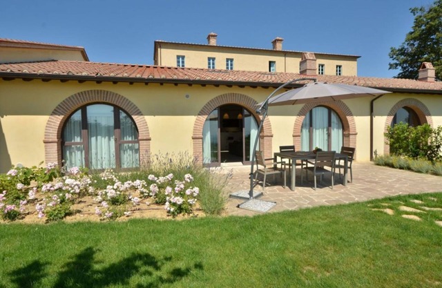 Luxurious Viila on two floors of 221 m2 consisting of a double dining room with kitchen equipped with dishwasher, microwave oven, electric oven, fridge and freezer.Comfortable sofas, fireplace, large breakfast bar, two double bedrooms with private bathro