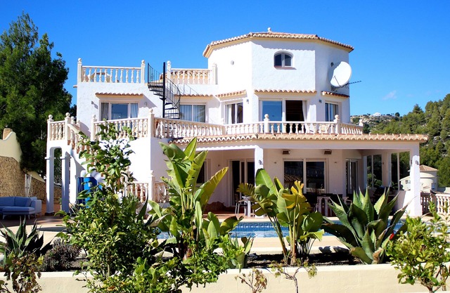 Luxurious Villa 15 mins walk from the beach, free WF sleeps up to 12