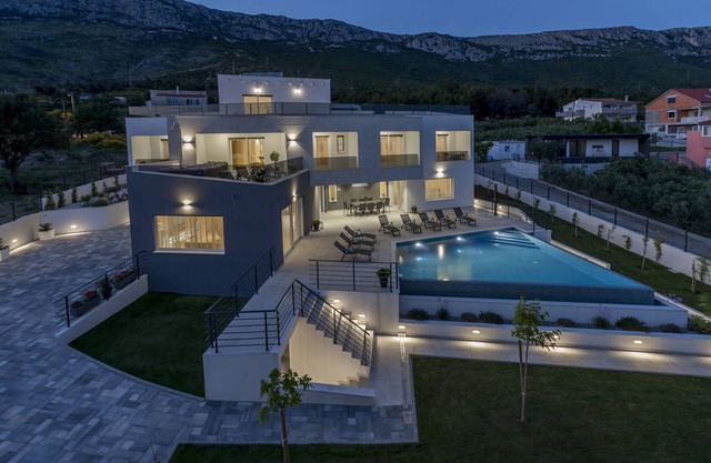 Luxurious Villa "Meri"