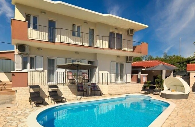 Luxurious Villa In Quiet Neighbourhood With Gym