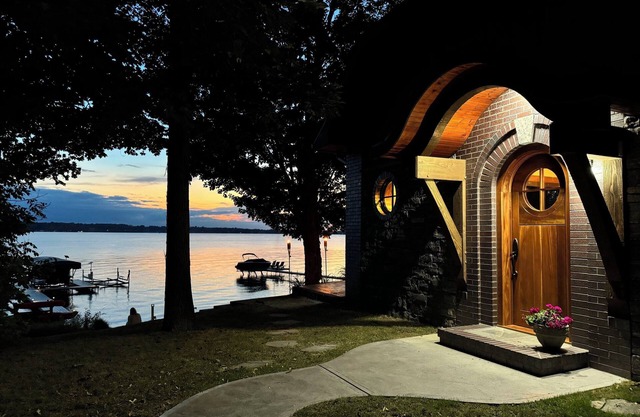 LUXURIOUS WATERFRONT CABIN ON OWASCO LAKE