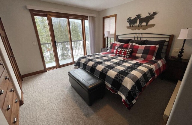 Luxurious Woodhaven Ski-In, Ski-Out Townhouse with hot tub - sleeps 8