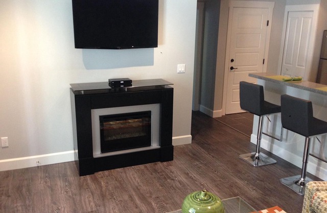 Luxury 1-Bed Suite at Nature's Door, by Port Moody beach, trail and centre.
