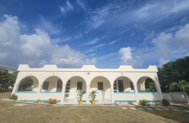 Luxury 1-bedroom apartment off beautiful Meads Bay with WiFi, AC
