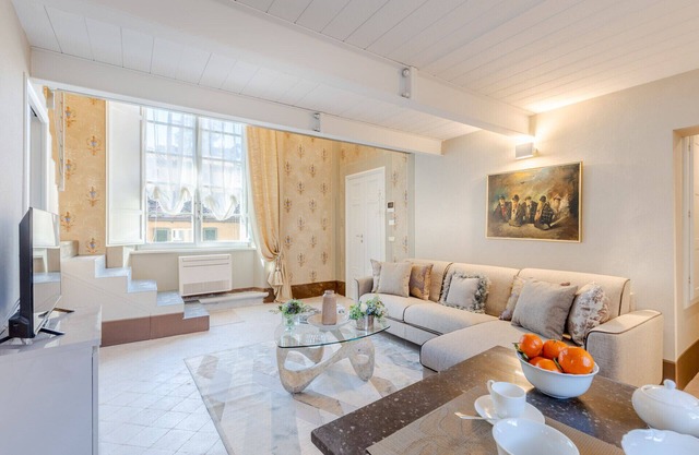 Luxury 1 Bedroom Apartment with Elevator inside the Walls of Lucca by the Main Square Piazza San Michele