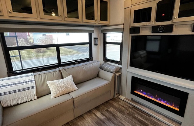 Luxury 1-bedroom RV with AC, WiFi in charming Bonavista with ocean view!