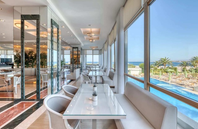 Luxury 1BR Suite near Mikro Kavouri Beach